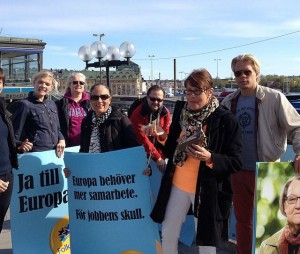 FP Södermalm ute och affischerar i EU-valrörelsen