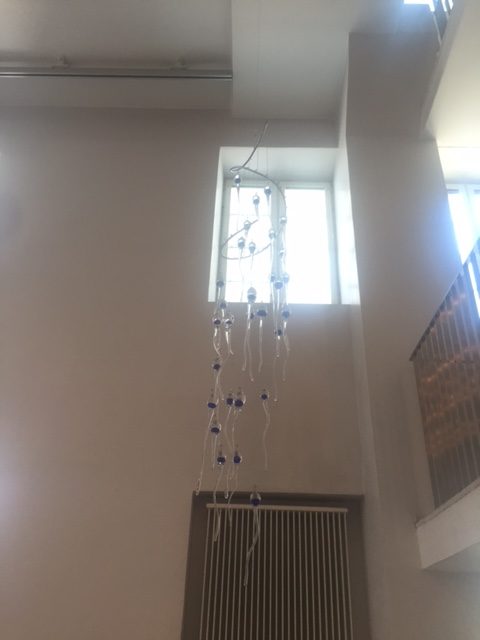 Ett nytt konstverk har donerats till verksamheten. En hängande skulptur i glas, med spermier strävar uppåt.